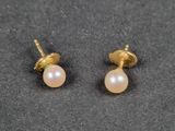 une paire de boucles d'oreilles en perles sur une surface noire