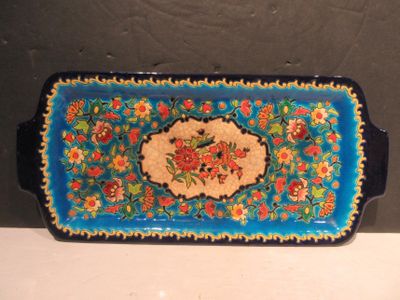 un plateau bleu orné de fleurs, posé sur une table