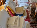 une pile de serviettes pliées posée sur une chaise dans un salon