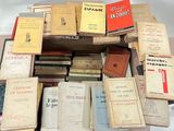 un grand nombre de livres empilés les uns sur les autres
