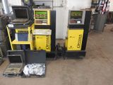 deux machines qui se trouvent l'une à côté de l'autre dans un entrepôt