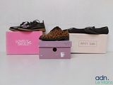 trois paires de chaussures posées sur une boîte