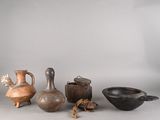 de nombreux types de vases et de bols sur la table