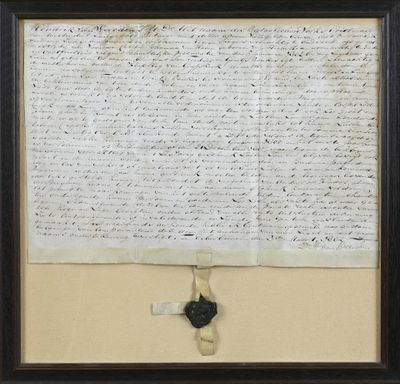 une photographie en noir et blanc d'une feuille de papier sur laquelle figurent des inscriptions