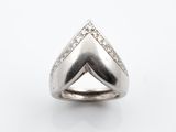 gros plan d'une bague en diamant sur fond blanc
