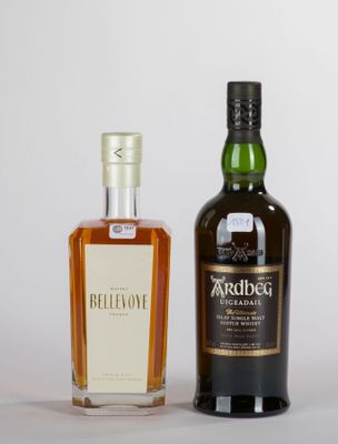deux bouteilles de whisky posées l'une à côté de l'autre sur une table
