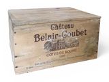 une boîte en bois sur laquelle est apposée une étiquette portant l'inscription « Château Belfi - Goudet »