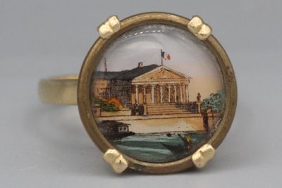 une bague sur laquelle est représenté un bâtiment