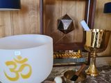 un bol blanc posé sur une table, à côté d'une lampe