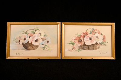 deux photos encadrées représentant des fleurs dans un panier sur fond noir