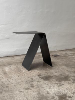 une photo d'une table en métal noir dans une pièce
