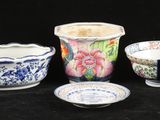 plusieurs types de vases et de bols sur fond noir