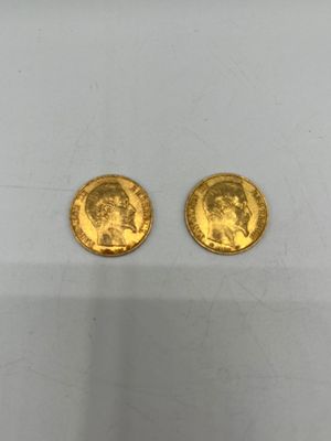 deux souverains d'or, dont l'un représente le portrait d'un homme et l'autre celui d'une femme
