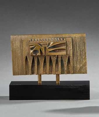 sculpture en bronze représentant un bâtiment, posée sur un socle noir