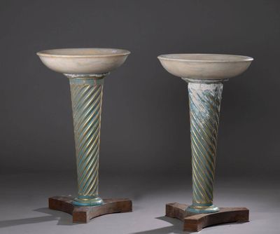 Rare paire de vasques en marbre reposant sur des pieds fusel…