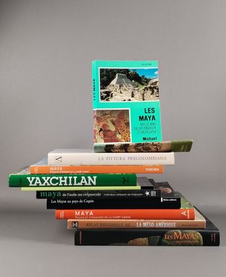 plusieurs livres sont empilés sur une table
