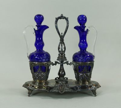 deux vases en verre bleu posés sur un plateau en argent muni d'un socle en argent