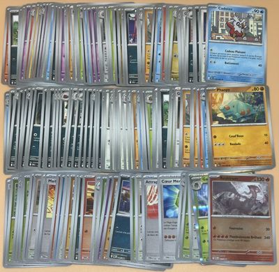 une collection de cartes à collectionner Pokémon posée sur une table