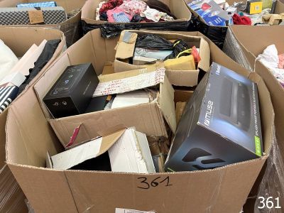 de nombreuses caisses remplies de matériel électronique dans une pièce