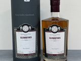 une photo d'une bouteille de whisky Glenmores à côté d'une boîte noire
