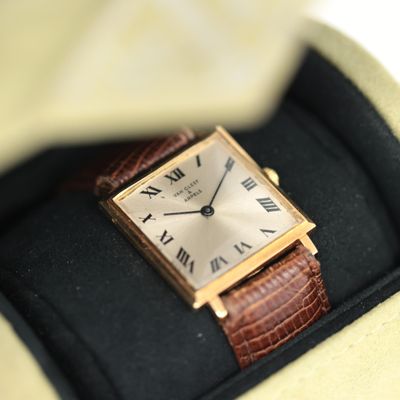 une montre qui se trouve dans une boîte sur une table