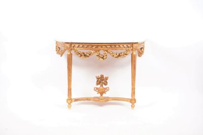 une petite table ornée d'un motif doré