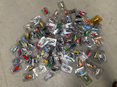 un tas de petites voitures de toutes sortes par terre