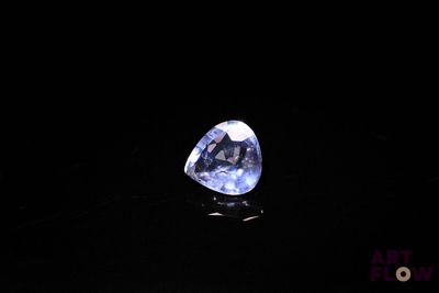 gros plan d'un diamant bleu sur une surface noire
