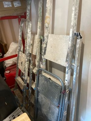 une échelle adossée au mur d'une pièce