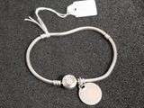 un bracelet en argent orné d'une breloque en forme de cœur