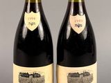 deux bouteilles de vin rouge posées l'une à côté de l'autre sur une table