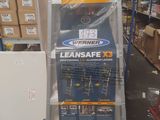 une photo d'un présentoir de produits d'entretien dans un magasin