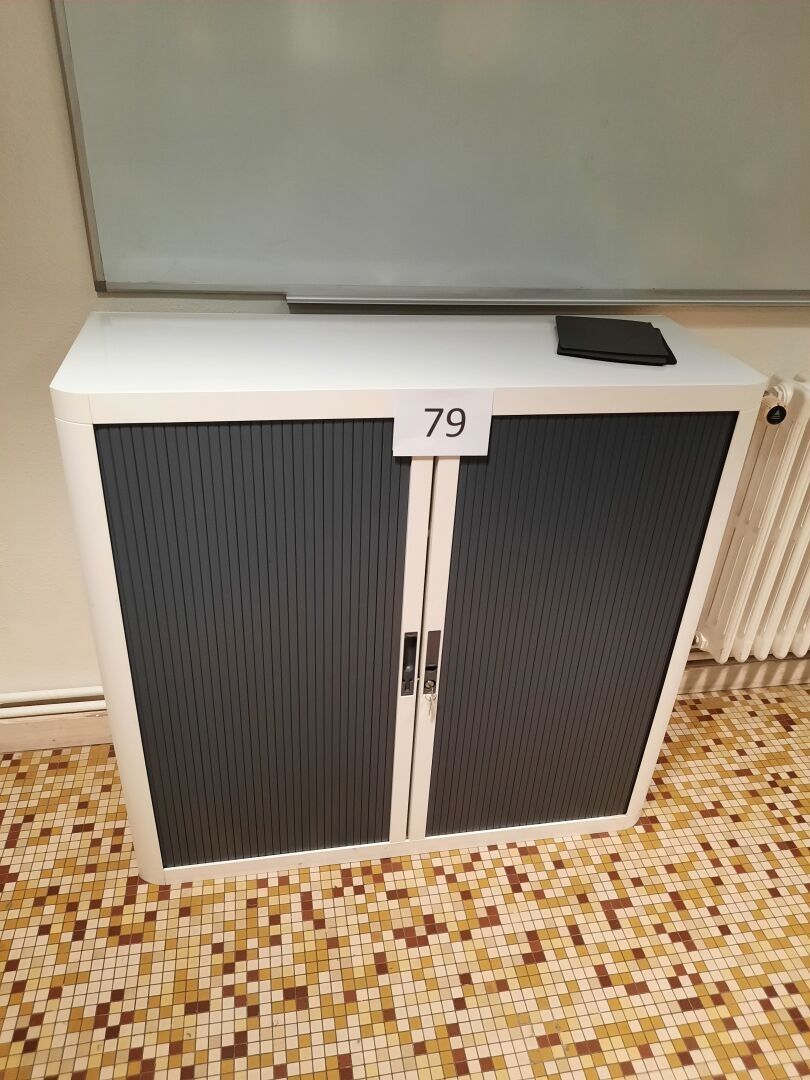 Meuble à hauteur d'appui, à rideau
