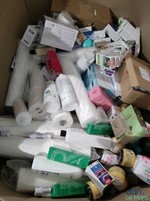 une boîte en carton remplie de papier toilette et d'autres articles