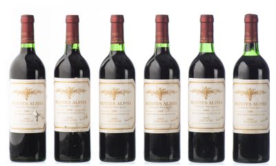 six bouteilles de vin rouge sont alignées