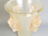 un vase en verre orné d'un motif floral