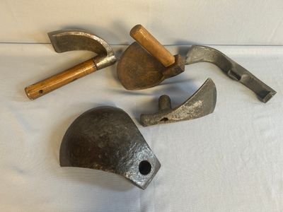 quatre types différents d'outils anciens posés sur une table
