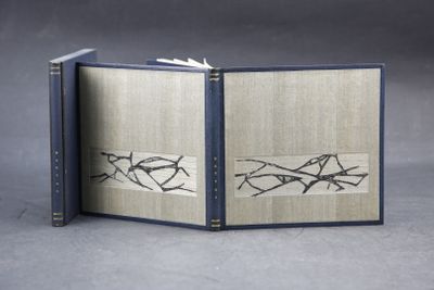 un livre ouvert dont la couverture représente un oiseau