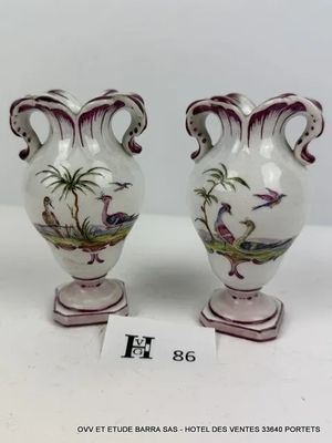 deux vases sur lesquels sont peints des oiseaux