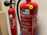 un extincteur fixé au mur d'une pièce