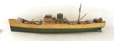 une maquette de bateau exposée sur une surface blanche