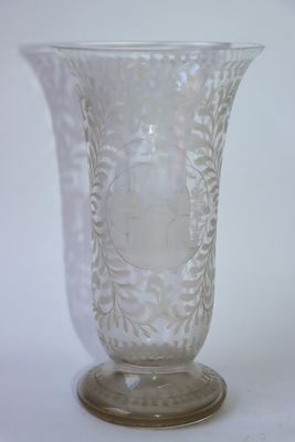 un vase en verre posé sur une table
