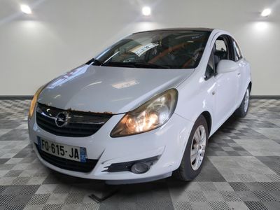la photo d'une voiture blanche garée dans une salle d'exposition