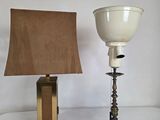 une lampe posée sur une table à côté d'une autre lampe