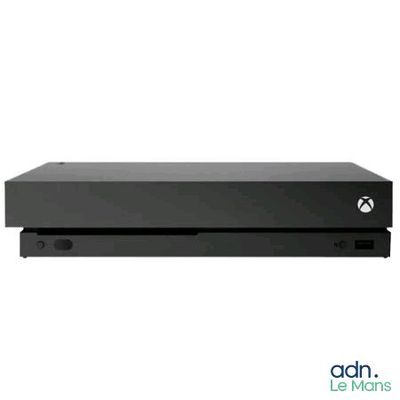 une console Xbox noire posée sur une surface blanche
