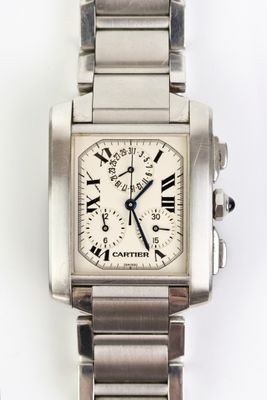 une image représentant une montre-bracelet argentée ornée de chiffres romains