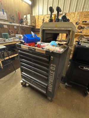 une photo d'un établi dans un garage avec des outils