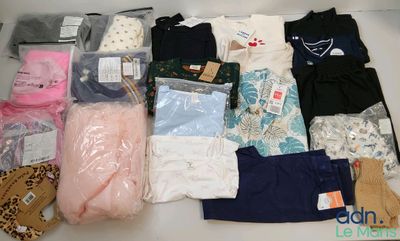 beaucoup de vêtements de bébé posés sur la table