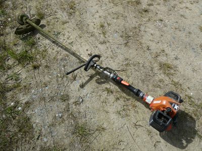 un poteau orange et noir qui gît par terre