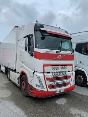 deux camions garés l'un à côté de l'autre dans un parking